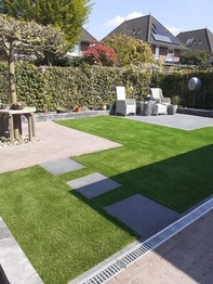 Achtertuin met staptegels in Assen