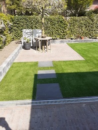 Achtertuin met staptegels in Assen